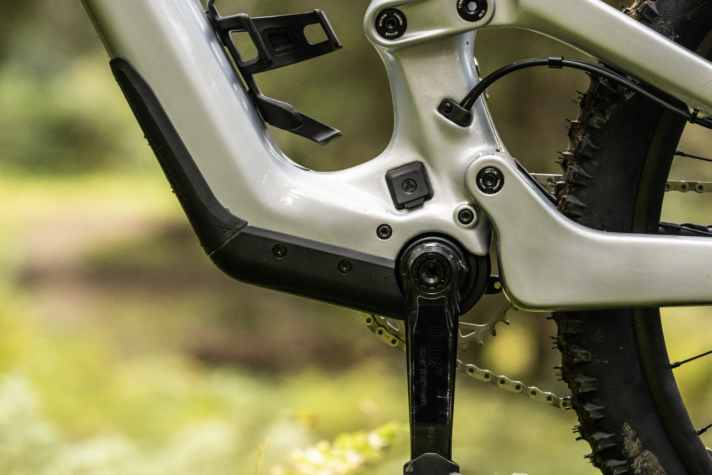 But even the Fazua Ride 60 in the YT Decoy is barely recognisable as a motor from the outside, as part of the drive unit is hidden in the down tube.