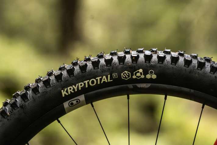 YT had the Kryptotal Fr front tyre with a slightly lighter enduro casing but super-soft rubber specially baked by Continental. This super grippy tyre is not available commercially in this form.