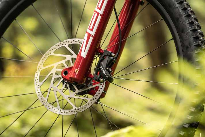 Thanks to thick brake discs, 220 mm in diameter at the front, the TRP DH-R Evo are not only powerful but also really stable. Plus top modulation!