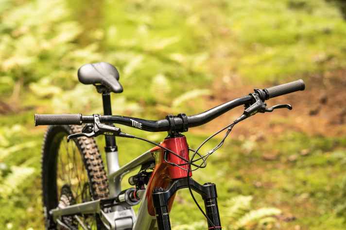 The front is additionally raised by the handlebars with a lot of rise. Even without spacers, the steering centre sits high.