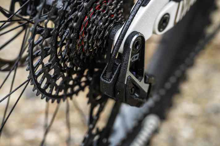 The Sram wireless drivetrain is powered by the Bosch main battery. This means that no additional battery needs to be charged.
