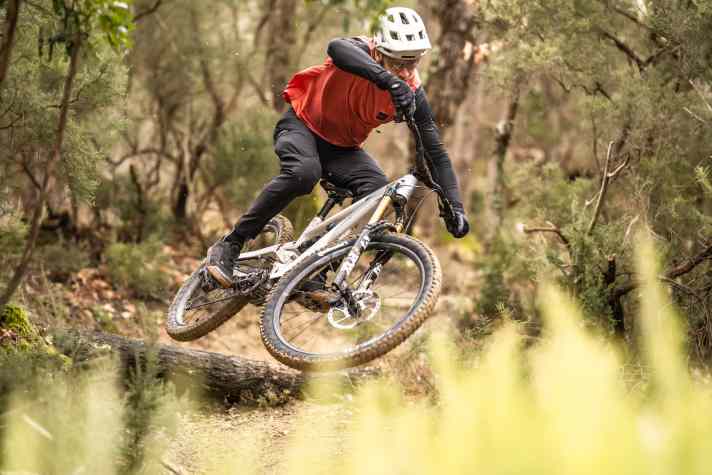 Playing around with the YT Decoy MX is easy - as long as there is enough downward pull.