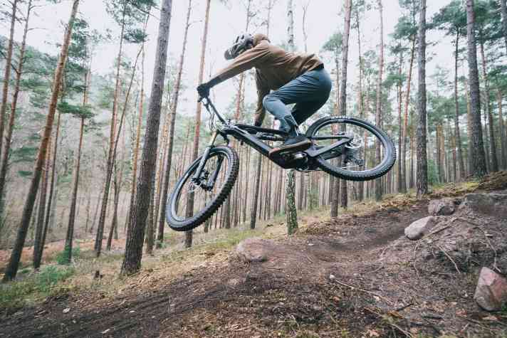 Das Decoy SN 29 vereint auf dem Trail Fahrspaß und Sicherheit. So wagt man sich getrost an größere Stunts. Das Heck fühlt sich nach mehr als 140 mm an und hält Reserven bereit!