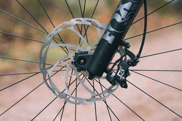 Die Hayes Dominion A4 ist ein seltener Gast an Testbikes. Schade eigentlich, denn die Stopper bieten guten Biss bei angenehmer Dosierbarkeit. Alle Modelle des Decoy SN 29 bremsen damit.