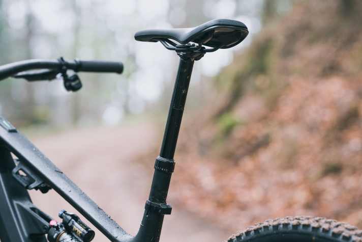 The YT dropper delivers 200 mm of travel for L and XL bikes.