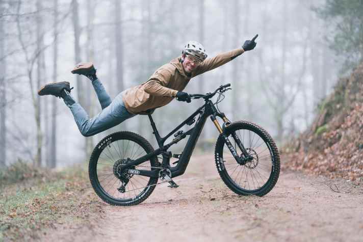 BIKE test editor Florentin Vesenbeckh in classic "Supernatural" pose with the new YT Decoy SN 29.