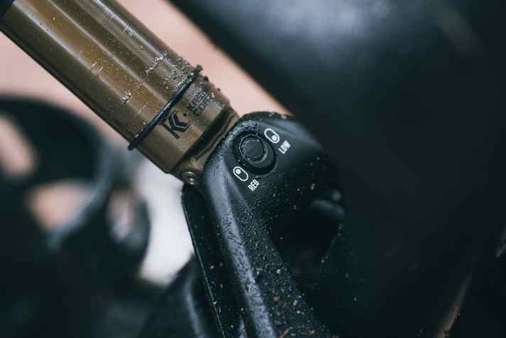 The geometry can be fine-tuned using the flip chip on the shock mount, although the changes are subtle: The steering and seat angle change by 0.3 degrees, the bottom bracket height by four millimetres.