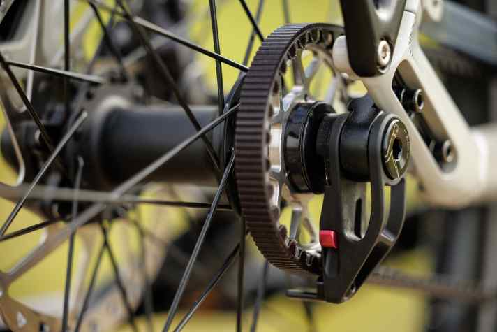 Low-maintenance drive: The Gates CDX belt requires much less maintenance than a classic derailleur system.