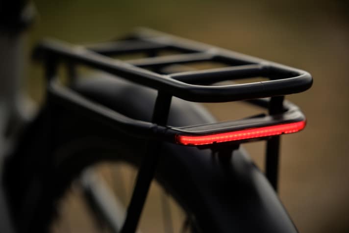 The Fuxon rear light is integrated into the pannier rack and also has a brake light function.