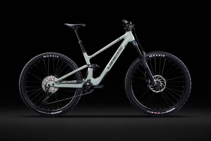 At 4299 euros, the Lapierre Zesty CF 6.9 marks the entry into the French brand's all-mountain line-up.