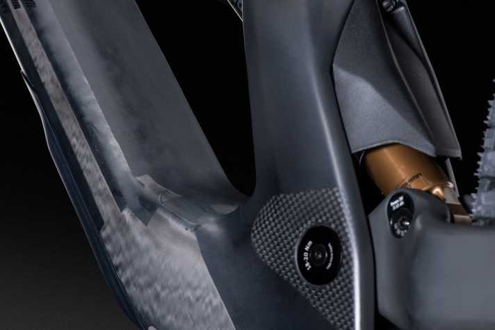 Lapierre assembles 500 layers of carbon from three different fibres into a frame.
