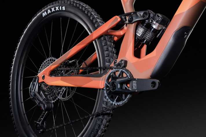 There is a tool compartment in the down tube of the Lapierre Zesty CF. Thanks to the flip-chip adjustment, the all-mountain bike from Lapierre can also be ridden in a mullet set-up.