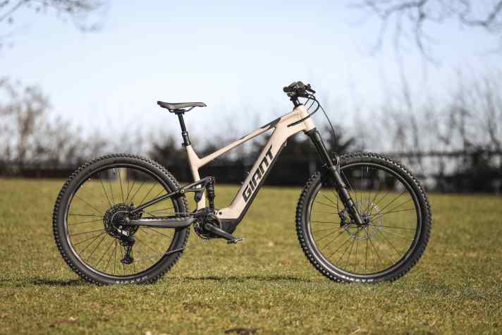 Giant Stance E+1 // Syncdrive Pro 3X 100 Nm // 800 Wh // 150/140 mm // 29 Zoll // 25,6 kg // 4499 Euro.