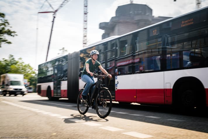 Cycling in the city is stressful: Noise, exhaust fumes and an increased risk of accidents.