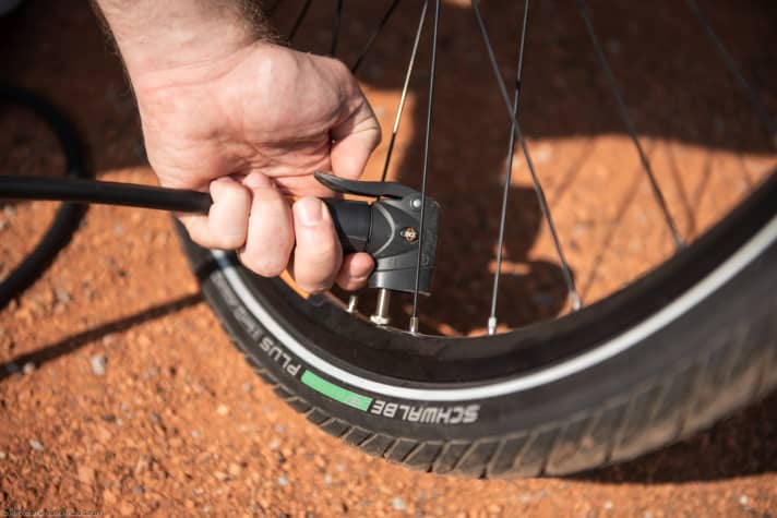 Before every ride, you should check whether there is enough air in the tyre. If necessary, re-inflate according to the information on the tyre sidewall.