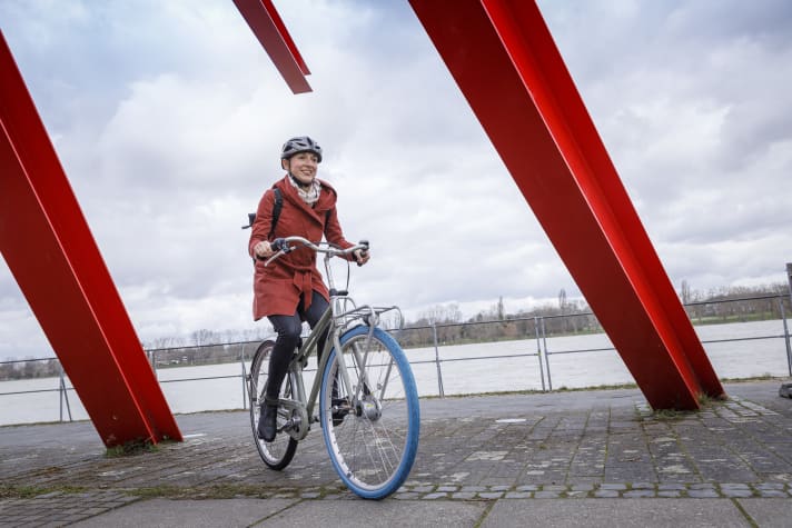 Markenzeichen: blauer Vorderreifen. Das Swapfiets Deluxe 7 ist ein solides Stadtrad.