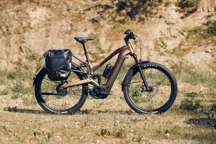 The pannier rack, which is decoupled from the rear wheel, can carry up to 15 kilos.
