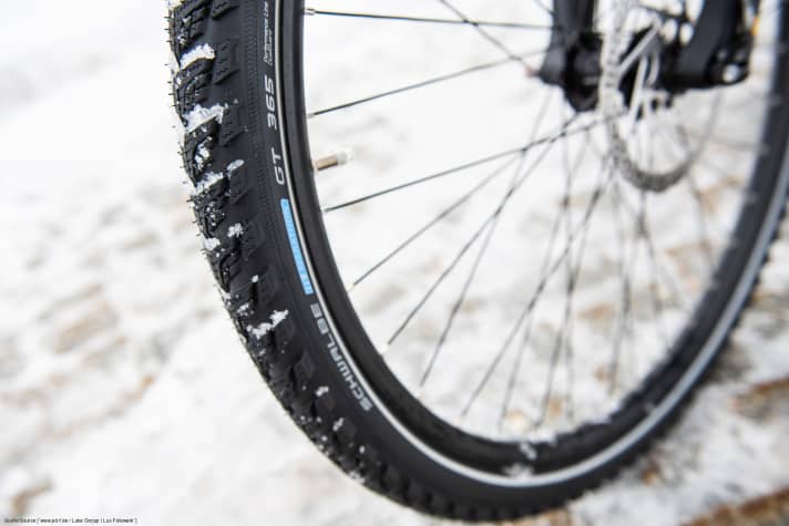 Ganzjahresreifen wie der Schwalbe "Marathon GT 365" besitzen ein Lamellenprofil für mehr Grip - wie der Winterreifen am Auto. Perfekt für nasse Winter und wechselhafte Verhältnisse. | Lux Fotowerk