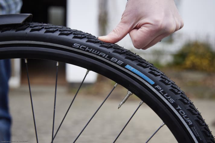 Check tyres and wheels for damage and rust. | Lux Fotowerk