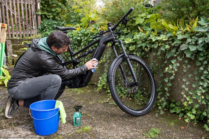 Clean the motor and battery thoroughly after winter driving | Lux Fotowerk