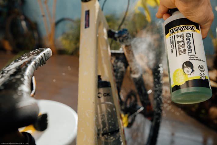 Heavy soiling is best pretreated with a special bicycle cleaner. Make sure it is environmentally friendly.