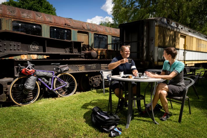Früher Bahnhof, heute Café. Fahrrad-Pause am Eurovélo 3 entlang einer alten Bahntrasse.