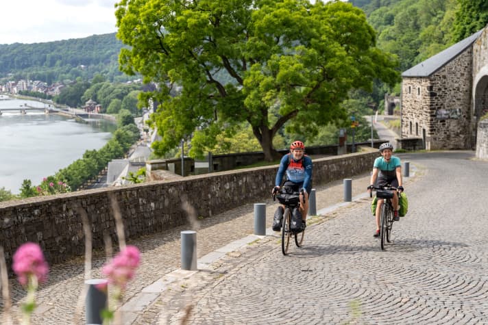 Travelling on the pilgrimage route (Eurovelo 3) through the varied landscape of Wallonia with impressive monasteries and traditional breweries.