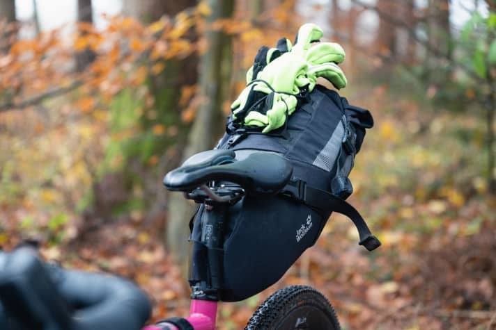 Großflächige reflektierende Prints sorgen für Sichtbarkeit, Elastikbänder fixieren zusätzliches Gepäck.