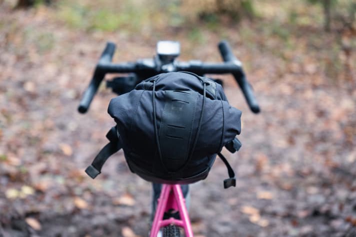 Un feu arrière peut être fixé à l'arrière de la sacoche de selle. Pratique : que la sacoche soit pleine ou vide, il existe de nombreuses possibilités de fixation.