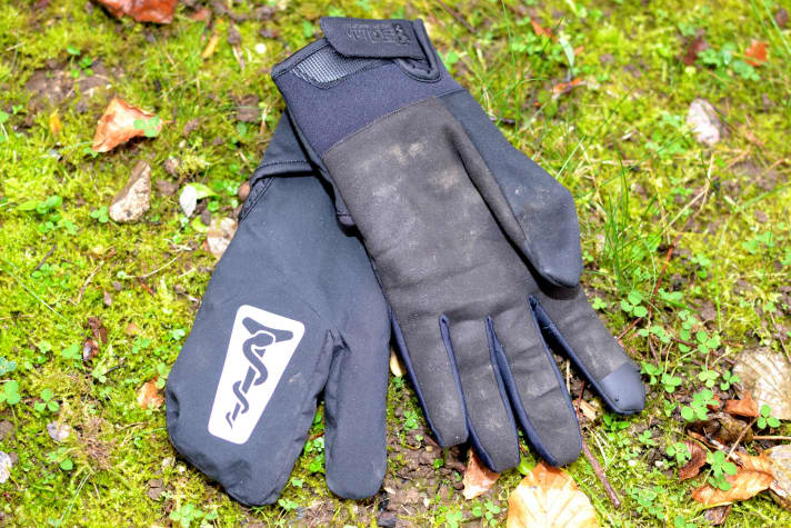Wasserdichter Überzug und wasserdichte Handinnenflächen qualifizieren den SQlab MTB-Handschuh für Herbst und Winter. 