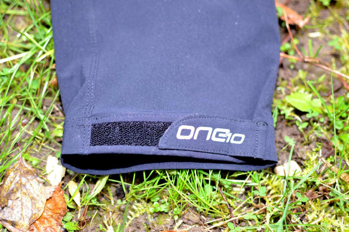 The width of the leg cuffs can be adjusted with a Velcro fastener.