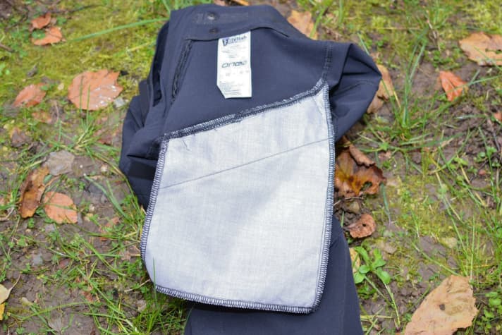 Metal cage for electrosmog: Fine metal fibres in the pocket hold back radiation and protect the leg from it. This restricts telephone reception in the pocket.
