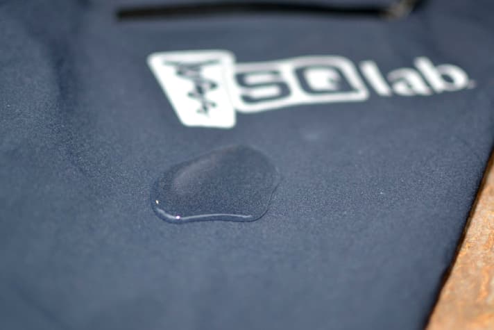 The material of the SQ-Pants MTB trousers is water-repellent. However, water will seep through if pressure is applied, such as on the saddle, or in heavy rain. 