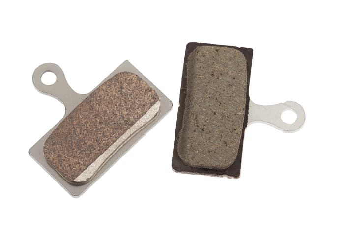 „Organische“ Bremsbeläge haben sich durchgesetzt: Sie bremsen besser, sind leiser und schonen die Discs.