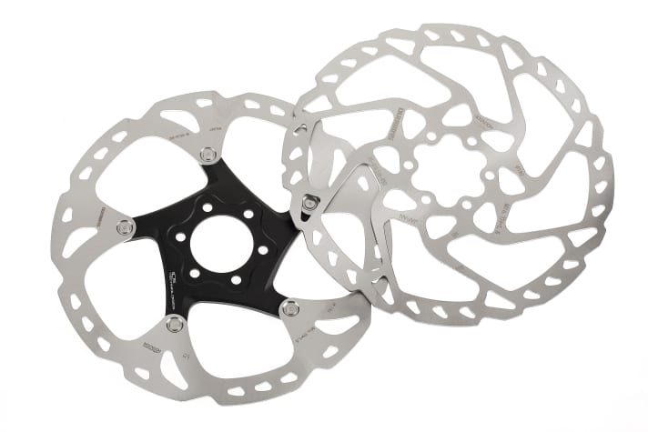 On the left a two-piece IS2000 disc with spider, on the right a one-piece disc.