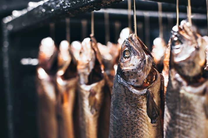 A tempting combination: cycle through the rural Salzkammergut and enjoy freshly smoked trout or char during your break