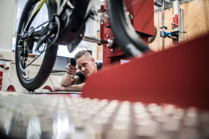 Hier wird im MYBIKE-Testlabor die Reichweite eines E-Bike-Akkus getestet.