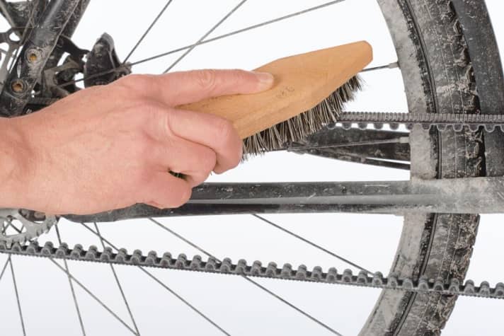 Clean belt drive with brush