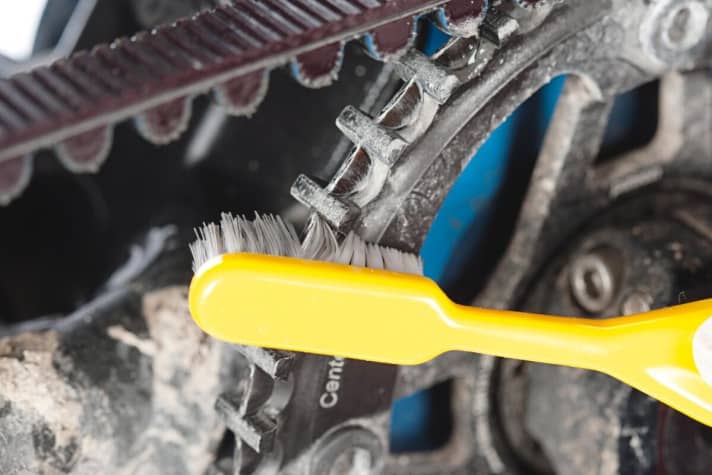 Cleaning the toothed blade Belt drive