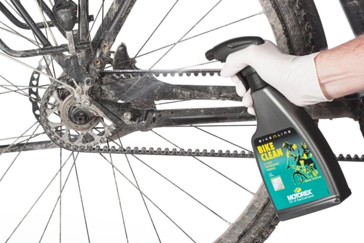 Fahrradreiniger auf Gates-Antrieb sprühen