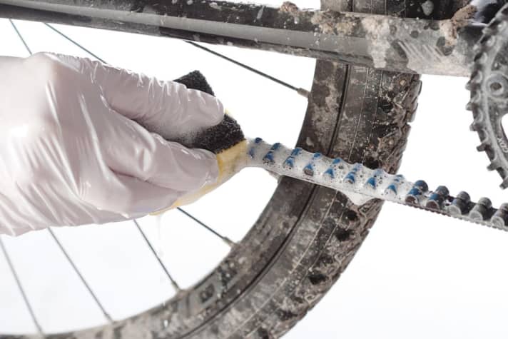 Gates-Riemen mit Schwamm reinigen