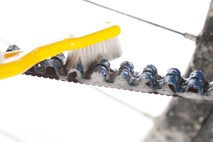 Gates-Riemen mit Zahnbürste reinigen