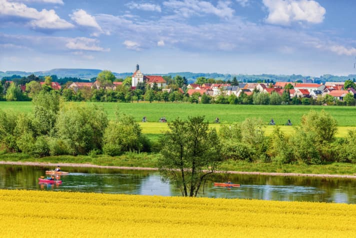 Man kann der Elbe nicht nur mit dem Rad folgen, auch eine Paddelboottour lohnt sich immer.