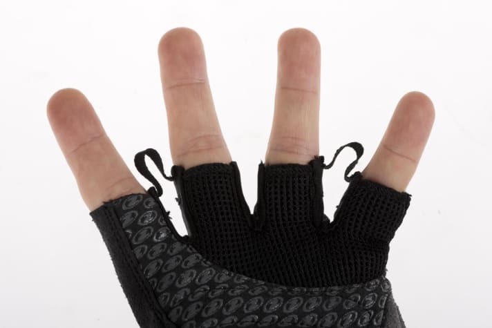 Padded cycling gloves prevent pressure peaks.