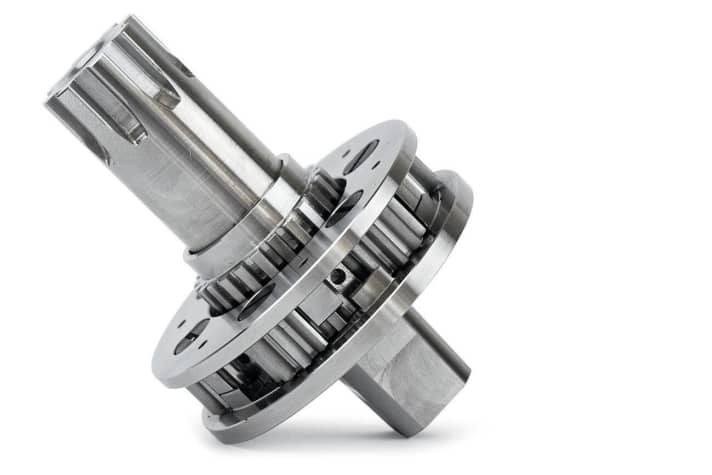 Small but mighty: The slimline planetary gearbox made of hardened 42CrMoS4 steel delivers two gears.