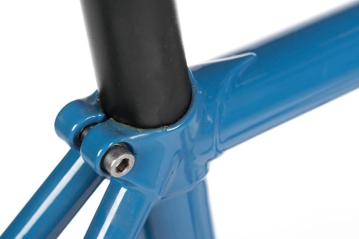 The old-fashioned way: The seat tube sleeve integrates the seat post clamp.