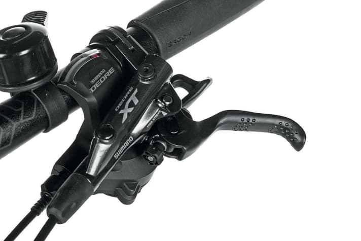 Der Preis der Dinge: Deore-Shifter benötigen mehr Daumenkraft und haben längere Wege als XTs.