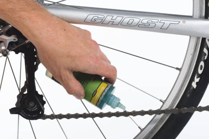 Kurbeln Sie die Kette durch einen Lappen, der mit Waschbenzin befeuchtet ist. Die saubere Kette ölen Sie Glied für Glied. Einwirken lassen, Gänge durchschalten.