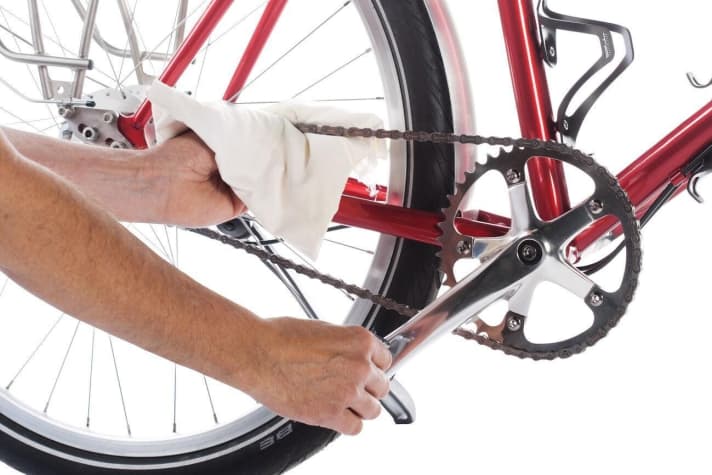 Wischen Sie die frisch geölte Kette trocken. Geben Sie Sprühwachs auf den Gliederstrang. Wachs trocknet ab, Schmutz und Schnee haften nicht mehr so leicht an.