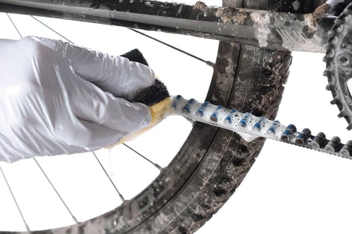 Waschen Sie Riemen und Ritzel gründlich mit Seifenwasser. Entfernen Sie Steinchen und Schmutz aus Zähnen und Mittelnut.